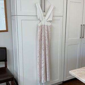 BCBGMaxarzia Size 0 cream/ivory maxi dress.